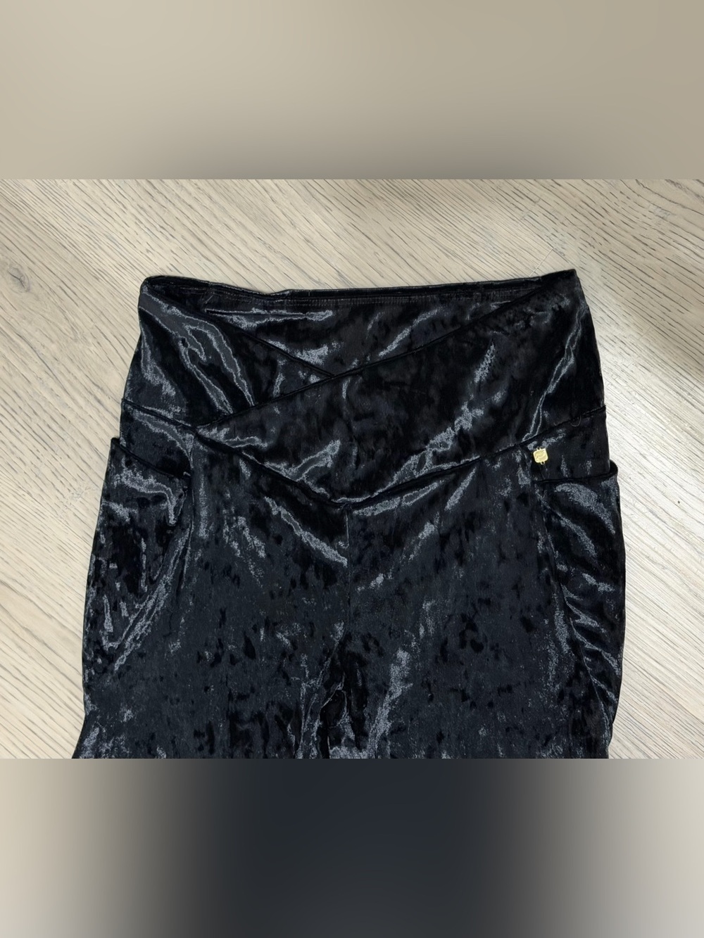 Fabletics Crossover High Waisted Crushed Velour Legging Celeste Black Size M NEW - Picture 3 of 7